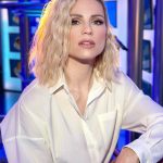 Michelle Hunziker Instagram - Un bacio… 😘 @striscialanotizia 💄 @laurabarenghi ✂️ @graziamanginohair 👗 @susanna_ausoni @federica_peluso__ 📷 @luca_duke Striscia La Notizia