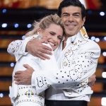 Michelle Hunziker Instagram - Si è conclusa anche questa seconda magica edizione di #MichelleImpossible… il primo grande GRAZIE non può che andare a voi, che ci avete fatto entrare nelle vostre case per donarvi qualche ora di divertimento. Il secondo GRAZIE è per quel grande team che ha lavorato in studio con passione per rendere possibile questo show e il terzo GRAZIE a loro, i miei compagni di viaggio in questa indimenticabile avventura ❤️ @serena_autieri @pierfrancescofavino @pierochiambretti @pioeamedeo83 @alessandroristori.official @j.axofficial @dj_jad_il_sarto @magoforestofficial @therealauroragram @gialappasbandofficial @irondojo_ 📷: @pierpapo_ferreri