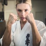 Michelle Hunziker Instagram - Il #KYOKUSHINKAI mi ha davvero aperto mente, corpo e spirito verso un viaggio che non pensavo fosse possibile per una che non aveva mai fatto arti marziali. Mi sta insegnando che non esiste un’età per approcciare con tenacia ad una disciplina così tosta, complessa e dura come questa. Mentre mi alleno con la mia senpai Simona (unica cintura nera donna nata e cresciuta in un dojo Lombardo) devo mantenere sempre l’attenzione altissima e il mio cervello per apprendere questo mare di informazioni che portano a sapermi difendere e ad acquistare sempre più forza e coordinamento corporeo, si deve sforzare a non pensare a nient’altro per quelle ore di allenamento e rimanere in guardia… anche perché altrimenti le prendo 😂 Il mio amico @luca_duke ha seguito un l’allenamento e l’ha documentato così! #Osu! @irondojo_