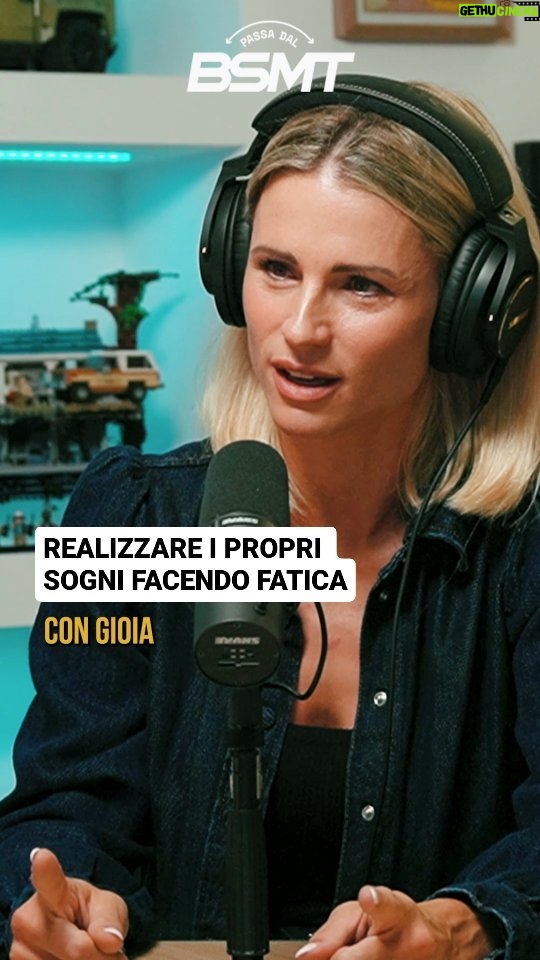Michelle Hunziker Instagram - Per arrivare a fare quello che davvero ti appassiona, devi fare anche tante cose che non ti piacciono 🔥✨️✍️ @therealhunzigram è passata dal BSMT. Ci sono sicuramente tante cose che colpiscono di Michelle. Il talento, la simpatia, l'autoironia, la bellezza eterna o l'energia. Ma se devo dirvi ciò che mi ha letteralmente folgorato di questa lunga chiacchierata, è l'incredibile determinazione, la disciplina, la costanza e l'estrema professionalità che l'hanno portata a realizzare i propri sogni partendo da zero, in mezzo anche a tante difficoltà nella vita. Nulla accade per caso, per quanto alcune volte questo mondo vuole farcelo credere ma per essere al top, a questo livello, per tutti questi anni, ci vuole impegno sacrificio e molto, molto di più. Per me Michelle è sempre stata un esempio e non potete immaginare quanto sia felice di questa puntata ♥️ NON PERDERTI L'EPISODIO COMPLETO SU YT E SPOTIFY 🎙 🚨 #passaDalBSMT ➡️ @bsmt_basement