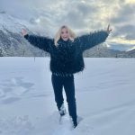 Michelle Hunziker Instagram - Wow ….che ponte magico!!!! ❤️ Grazie a @stmoritz per l’ospitalità , la mitica Christina Gläser @christina_glaeser e @myswitzerlandit con la quale facciamo mille avventure per far conoscere la svizzera e le mille opportunità di viaggi🇨🇭 agli italiani , Thanks a @giorgio_rocca con la sua @giorgioroccaskiacademy e i maestri di sci super top anche per i bimbi!!! Last but not least….a @giorgioarmani e il suo team per la magia che ha creato tra la neve e le Alpi…. A farmi ridere tantissimo ci ha pensato @ilaryblasi 😂 e @gra69 ❤️❤️❤️❤️