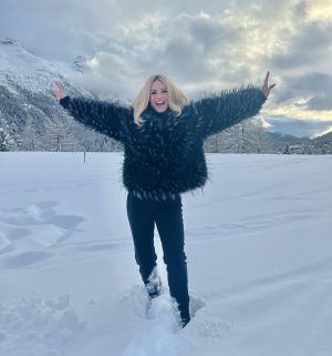 Michelle Hunziker Instagram - Wow ….che ponte magico!!!! ❤️

Grazie a @stmoritz per l’ospitalità , la mitica Christina Gläser @christina_glaeser e @myswitzerlandit con la quale facciamo mille avventure per far conoscere la svizzera e le mille opportunità di viaggi🇨🇭 agli italiani , Thanks a @giorgio_rocca con la sua @giorgioroccaskiacademy e i maestri di sci super top anche per i bimbi!!! Last but not least….a @giorgioarmani e il suo team per la magia che ha creato tra la neve e le Alpi….
A farmi ridere tantissimo ci ha pensato @ilaryblasi 😂 e @gra69 
❤️❤️❤️❤️