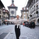 Michelle Hunziker Instagram – Qui sono cresciuta…la capitale della svizzera! Berna….❤️ieri ero commossa dalla pulizia, la bellezza della città antica che non vedevo da anni. Quella che vedete alle mie spalle è la “ Ziitglocke” Qui è usanza salutarsi tutti per strada con un “ Grüessech” e la gente è molto sorridente. Pieno di famiglie e bambini che giocano per strada…ho fatto un tuffo nella mia infanzie e adolescenza…❤️ a poche ore con il treno siete qui….vale la pena fare una gita…

@ilove_bern @bellevuepalace @myswitzerlandit Pic by @elenabenvenuto__
