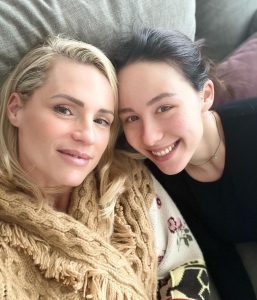 Michelle Hunziker Instagram - Chiacchiere, progetti e sogni di mamma e figlia….❤️ @therealauroragram