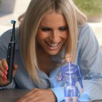 Michelle Hunziker Instagram - Io e il mio avatar abbiamo una importante cosa da dirvi... 🤫 @oralb_italia #PersonalizzazioneMaiCosìWOW #GoElectric #OralBiO10 🎬 @one_fingerz #adv