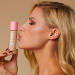 Michelle Hunziker Instagram - Goovi Lovers avete sentito la novità??? È arrivato il FONDOTINTA-CORRETTORE di goovi 🥰 Era da tanto che lo chiedevate e io stessa lo volevo nella famiglia goovi! Volevo un prodotto che giocasse con la coprenza, da poter utilizzare solo in alcuni punti come correttore ma anche su tutto il viso come fondotinta, insomma un prodotto super easy ma anche performante come piace a me! E finalmente...è online!!! PERFECTLY ME 😍 🎨 Disponibile in 20 colorazioni - trova la tua con il nostro shade finder sul sito! 🪄 Coprenza modulabile medio-alta 🥰 Adatto a tutte le tipologie di pelle 🌟 Texture matte - luminosa a lunga tenuta ☀ Spf 15 🌱 Formula clean & vegan Una volta provato non potrete farne a meno! Si adatta alla pelle per mostrarla al meglio, perché non c'è filtro migliore che sentirsi bene nella propria pelle 💞 Lo trovate sul sito goovi.com 🏃‍♀ . . . #goovi #gooviworld #goodeasynatural #easy #inspiring #makeup #makeuplover #makeuptrends #fondotinta #correttore #primerviso #baseperfetta #michellehunziker #therealhunzigram