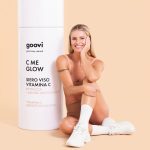 Michelle Hunziker Instagram - Mi piaceva così tanto che me lo sono fatta fare in formato gigante😜 C ME GLOW è il nuovo siero viso ad azione antiossidante, rivitalizzante e che riduce le macchie del viso 💕 Una volta provato non potrete più farne a meno! Per un qualsiasi ordine sul sito goovi.com avrete la possibilità di partecipare al concorso con tante sorprese per voi! Cosa state aspettando? Sono gli ultimi giorni per tentare la fortuna 🍀 . . . #goovi #gooviworld #goodeasynatural #skincareroutine #skincarenaturale #sieroviso #sierovitaminac #macchieviso #macchiesolari #antiossidante #michellehunziker #therealhunzigram