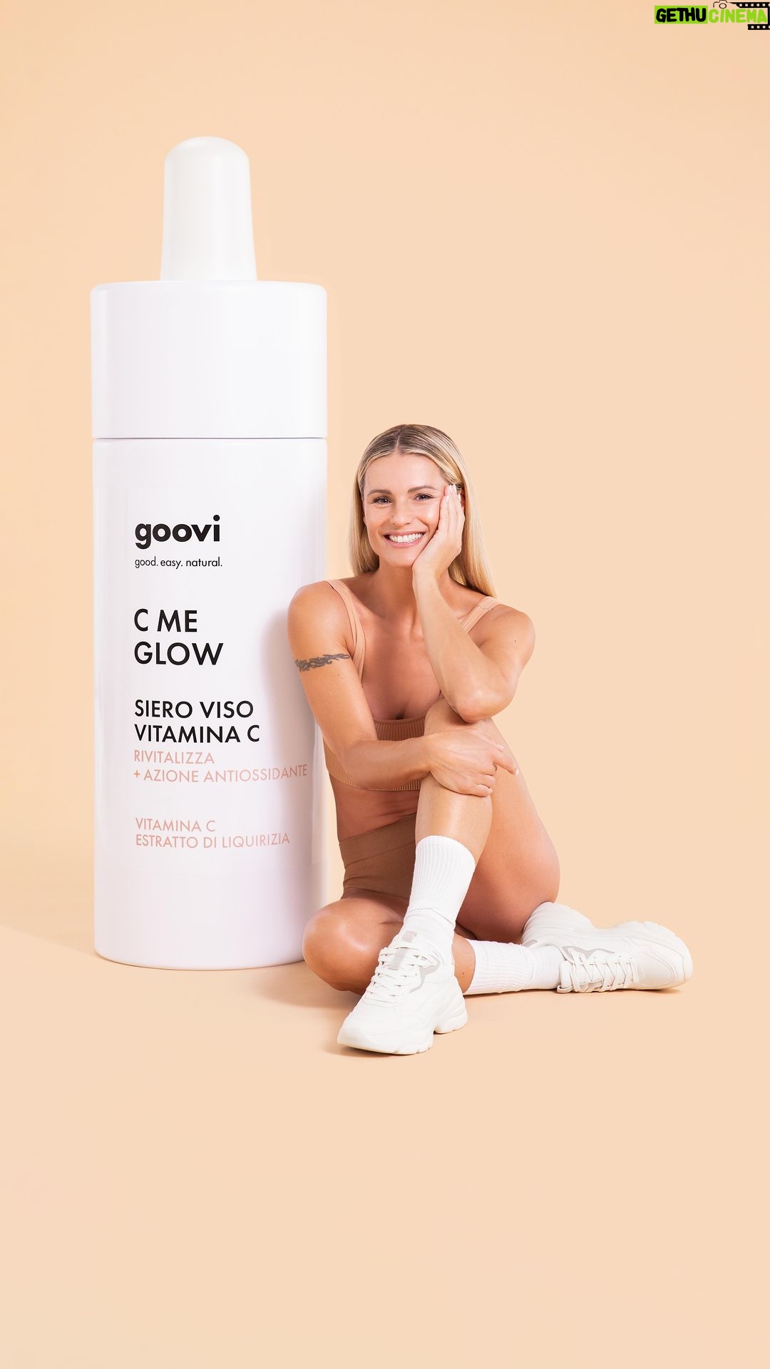 Michelle Hunziker Instagram - Mi piaceva così tanto che me lo sono fatta fare in formato gigante😜 C ME GLOW è il nuovo siero viso ad azione antiossidante, rivitalizzante e che riduce le macchie del viso 💕 Una volta provato non potrete più farne a meno! Per un qualsiasi ordine sul sito goovi.com avrete la possibilità di partecipare al concorso con tante sorprese per voi! Cosa state aspettando? Sono gli ultimi giorni per tentare la fortuna 🍀 . . . #goovi #gooviworld #goodeasynatural #skincareroutine #skincarenaturale #sieroviso #sierovitaminac #macchieviso #macchiesolari #antiossidante #michellehunziker #therealhunzigram