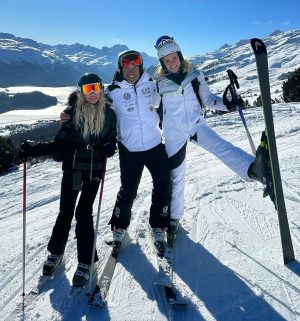 Michelle Hunziker Instagram - Wow ….che ponte magico!!!! ❤️

Grazie a @stmoritz per l’ospitalità , la mitica Christina Gläser @christina_glaeser e @myswitzerlandit con la quale facciamo mille avventure per far conoscere la svizzera e le mille opportunità di viaggi🇨🇭 agli italiani , Thanks a @giorgio_rocca con la sua @giorgioroccaskiacademy e i maestri di sci super top anche per i bimbi!!! Last but not least….a @giorgioarmani e il suo team per la magia che ha creato tra la neve e le Alpi….
A farmi ridere tantissimo ci ha pensato @ilaryblasi 😂 e @gra69 
❤️❤️❤️❤️