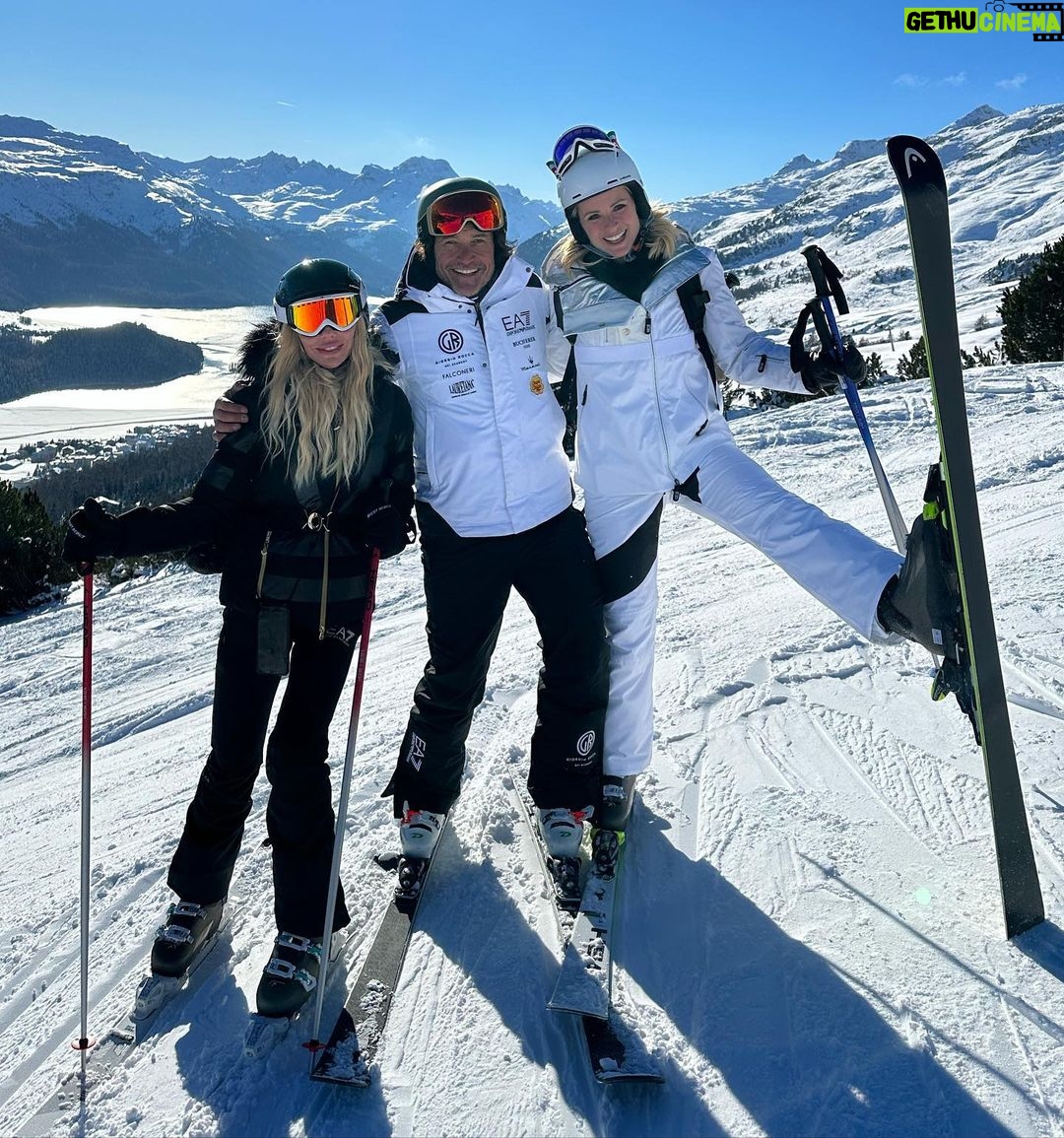 Michelle Hunziker - 175K Likes - Wow ….che ponte magico!!!! ❤️
Grazie a @stmoritz per l’ospitalità , la mitica Christina Gläser @christina_glaeser e @myswitzerlandit con la quale facciamo mille avventure per far conoscere la svizzera e le mille opportunità di viaggi🇨🇭 agli italiani , Thanks a @giorgio_rocca con la sua @giorgioroccaskiacademy e i maestri di sci super top anche per i bimbi!!! Last but not least….a @giorgioarmani e il suo team per la magia che ha creato tra la neve e le Alpi….
A farmi ridere tantissimo ci ha pensato @ilaryblasi 😂 e @gra69
❤️❤️❤️❤️