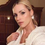 Michelle Hunziker Instagram - Wow ….che ponte magico!!!! ❤️ Grazie a @stmoritz per l’ospitalità , la mitica Christina Gläser @christina_glaeser e @myswitzerlandit con la quale facciamo mille avventure per far conoscere la svizzera e le mille opportunità di viaggi🇨🇭 agli italiani , Thanks a @giorgio_rocca con la sua @giorgioroccaskiacademy e i maestri di sci super top anche per i bimbi!!! Last but not least….a @giorgioarmani e il suo team per la magia che ha creato tra la neve e le Alpi…. A farmi ridere tantissimo ci ha pensato @ilaryblasi 😂 e @gra69 ❤️❤️❤️❤️