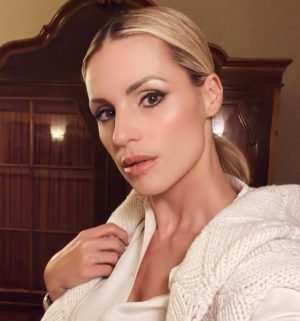 Michelle Hunziker Instagram - Wow ….che ponte magico!!!! ❤️

Grazie a @stmoritz per l’ospitalità , la mitica Christina Gläser @christina_glaeser e @myswitzerlandit con la quale facciamo mille avventure per far conoscere la svizzera e le mille opportunità di viaggi🇨🇭 agli italiani , Thanks a @giorgio_rocca con la sua @giorgioroccaskiacademy e i maestri di sci super top anche per i bimbi!!! Last but not least….a @giorgioarmani e il suo team per la magia che ha creato tra la neve e le Alpi….
A farmi ridere tantissimo ci ha pensato @ilaryblasi 😂 e @gra69 
❤️❤️❤️❤️