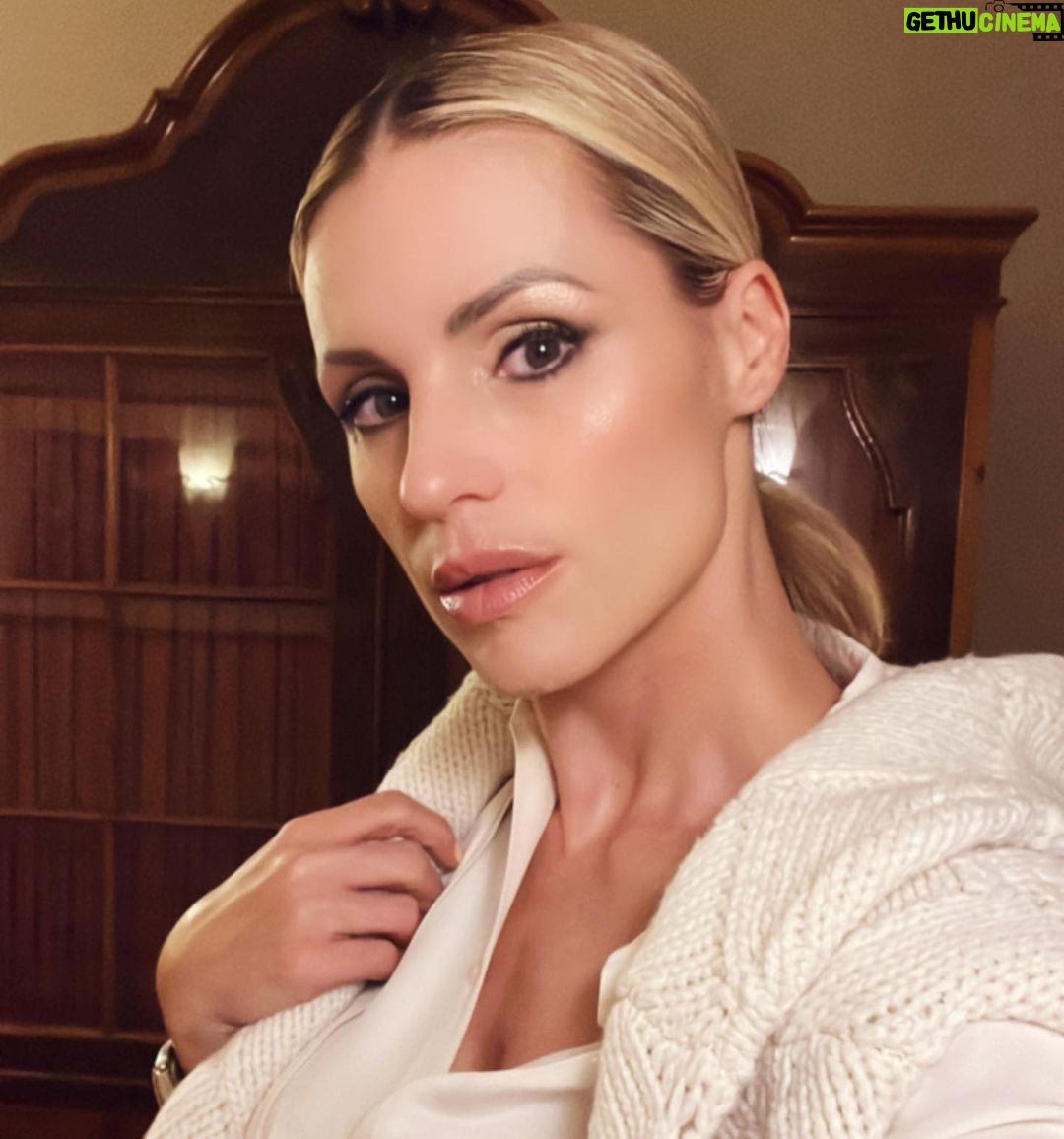 Michelle Hunziker - 175K Likes - Wow ….che ponte magico!!!! ❤️
Grazie a @stmoritz per l’ospitalità , la mitica Christina Gläser @christina_glaeser e @myswitzerlandit con la quale facciamo mille avventure per far conoscere la svizzera e le mille opportunità di viaggi🇨🇭 agli italiani , Thanks a @giorgio_rocca con la sua @giorgioroccaskiacademy e i maestri di sci super top anche per i bimbi!!! Last but not least….a @giorgioarmani e il suo team per la magia che ha creato tra la neve e le Alpi….
A farmi ridere tantissimo ci ha pensato @ilaryblasi 😂 e @gra69
❤️❤️❤️❤️