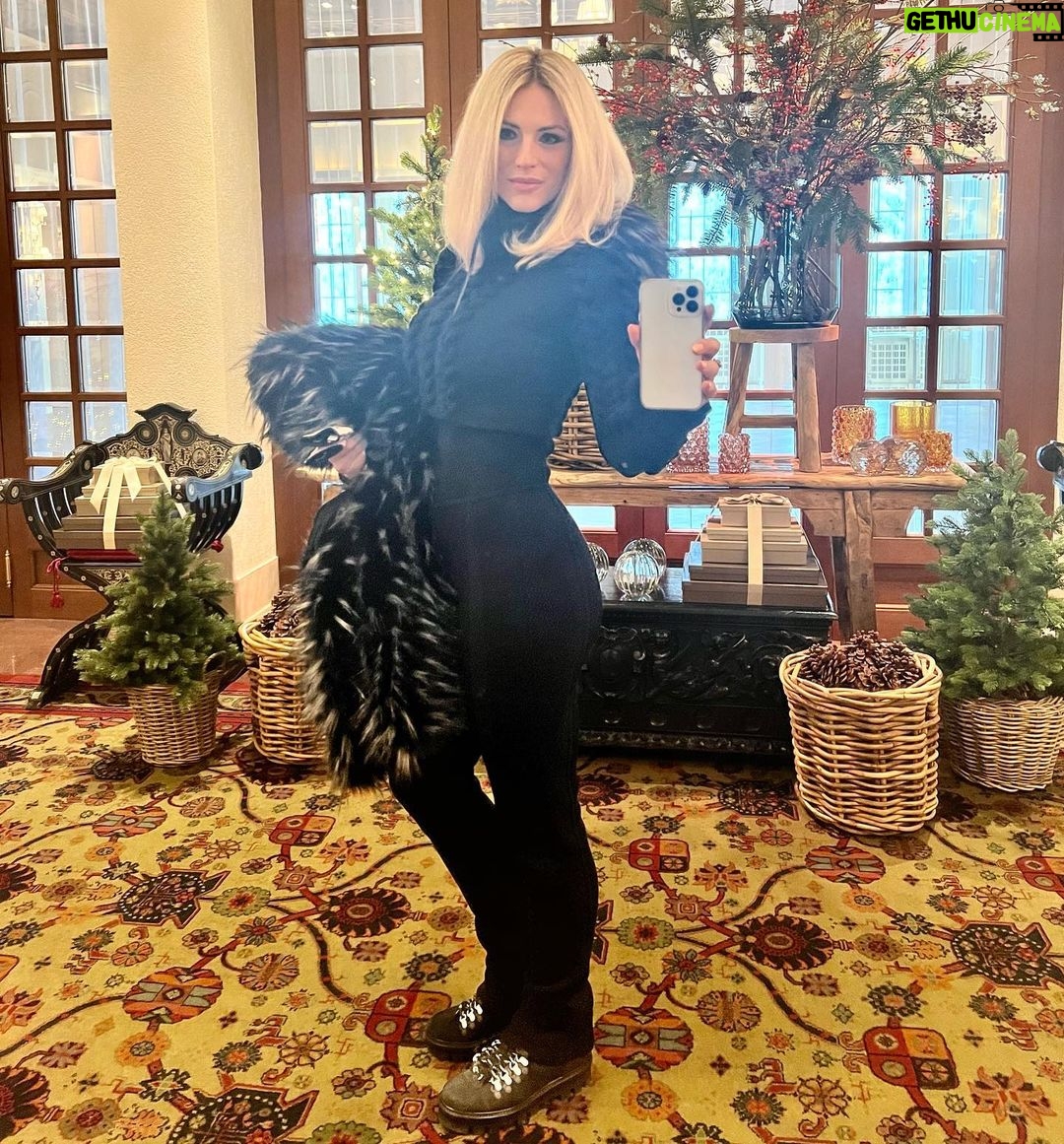 Michelle Hunziker - 175K Likes - Wow ….che ponte magico!!!! ❤️
Grazie a @stmoritz per l’ospitalità , la mitica Christina Gläser @christina_glaeser e @myswitzerlandit con la quale facciamo mille avventure per far conoscere la svizzera e le mille opportunità di viaggi🇨🇭 agli italiani , Thanks a @giorgio_rocca con la sua @giorgioroccaskiacademy e i maestri di sci super top anche per i bimbi!!! Last but not least….a @giorgioarmani e il suo team per la magia che ha creato tra la neve e le Alpi….
A farmi ridere tantissimo ci ha pensato @ilaryblasi 😂 e @gra69
❤️❤️❤️❤️