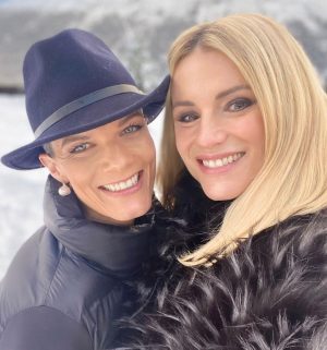 Michelle Hunziker Instagram - Wow ….che ponte magico!!!! ❤️

Grazie a @stmoritz per l’ospitalità , la mitica Christina Gläser @christina_glaeser e @myswitzerlandit con la quale facciamo mille avventure per far conoscere la svizzera e le mille opportunità di viaggi🇨🇭 agli italiani , Thanks a @giorgio_rocca con la sua @giorgioroccaskiacademy e i maestri di sci super top anche per i bimbi!!! Last but not least….a @giorgioarmani e il suo team per la magia che ha creato tra la neve e le Alpi….
A farmi ridere tantissimo ci ha pensato @ilaryblasi 😂 e @gra69 
❤️❤️❤️❤️