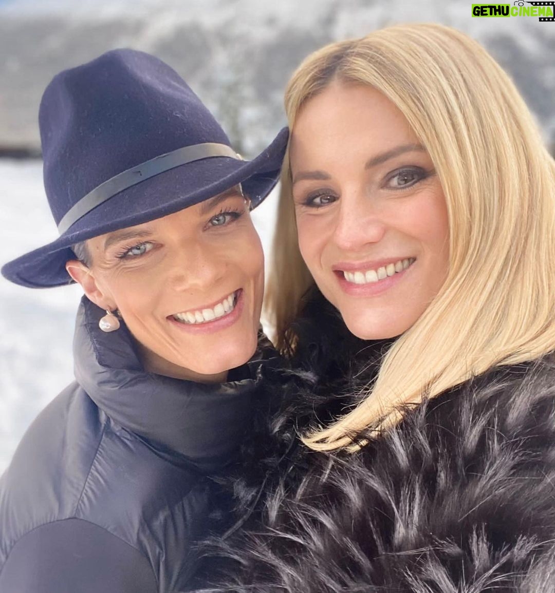 Michelle Hunziker - 175K Likes - Wow ….che ponte magico!!!! ❤️
Grazie a @stmoritz per l’ospitalità , la mitica Christina Gläser @christina_glaeser e @myswitzerlandit con la quale facciamo mille avventure per far conoscere la svizzera e le mille opportunità di viaggi🇨🇭 agli italiani , Thanks a @giorgio_rocca con la sua @giorgioroccaskiacademy e i maestri di sci super top anche per i bimbi!!! Last but not least….a @giorgioarmani e il suo team per la magia che ha creato tra la neve e le Alpi….
A farmi ridere tantissimo ci ha pensato @ilaryblasi 😂 e @gra69
❤️❤️❤️❤️