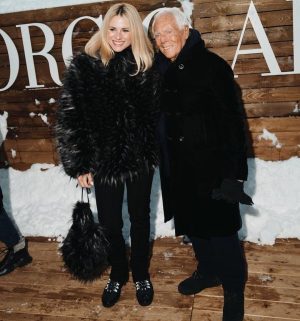 Michelle Hunziker Instagram - Wow ….che ponte magico!!!! ❤️

Grazie a @stmoritz per l’ospitalità , la mitica Christina Gläser @christina_glaeser e @myswitzerlandit con la quale facciamo mille avventure per far conoscere la svizzera e le mille opportunità di viaggi🇨🇭 agli italiani , Thanks a @giorgio_rocca con la sua @giorgioroccaskiacademy e i maestri di sci super top anche per i bimbi!!! Last but not least….a @giorgioarmani e il suo team per la magia che ha creato tra la neve e le Alpi….
A farmi ridere tantissimo ci ha pensato @ilaryblasi 😂 e @gra69 
❤️❤️❤️❤️