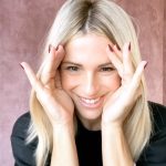 Michelle Hunziker Instagram - Un sorriso fatto con il cuore scioglie, accoglie, empatizza con gli altri…scalda, scongela, rincuora chi è scuorato…un sorriso è un attimo farlo ma può restare impresso nella mente di chi lo riceve per molto tempo. È gratis….smile!!! Buona giornata del sorriso a tutti ❤️ #smile #smiling