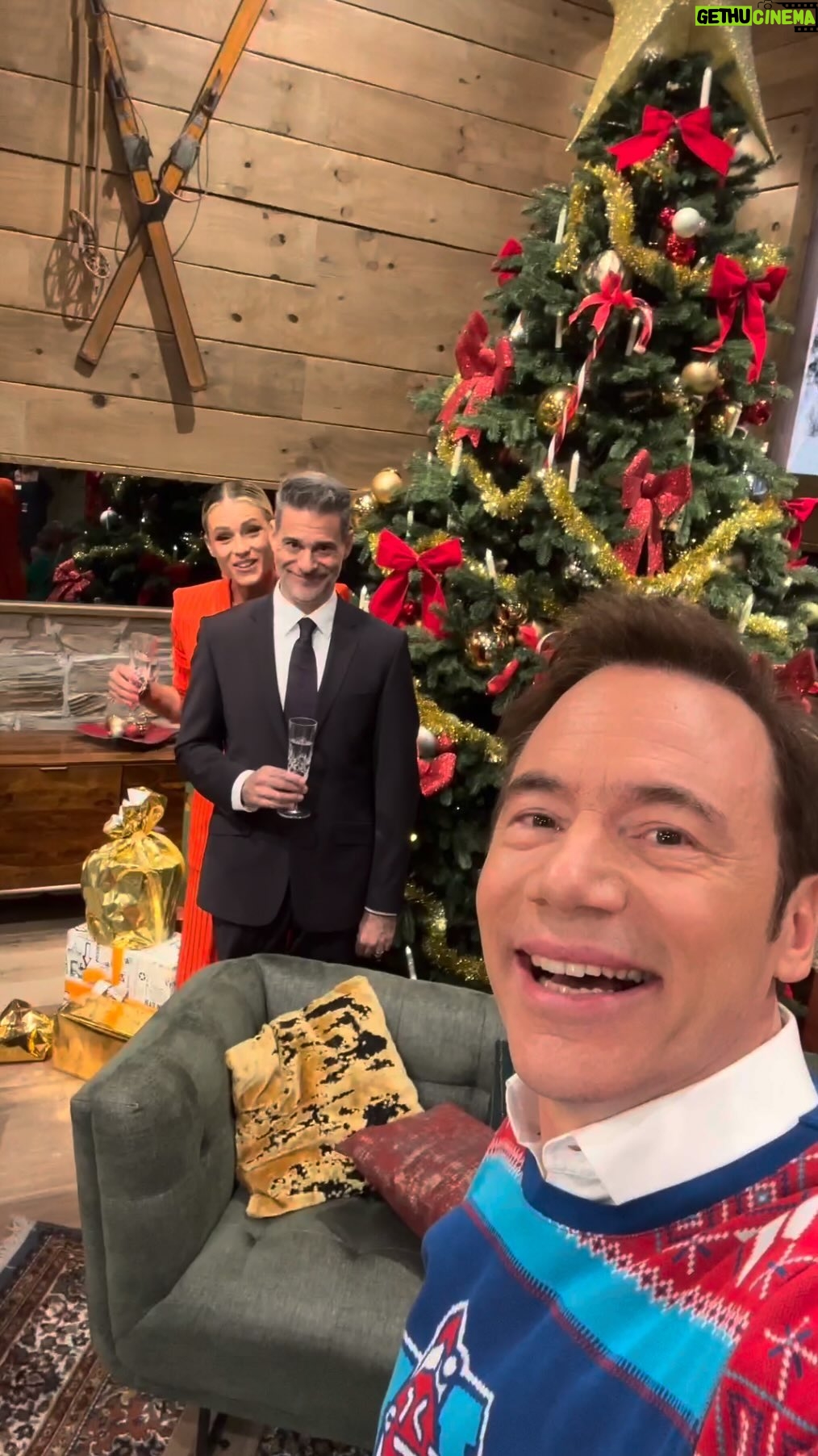 Michelle Hunziker Instagram - Ich konnte es nicht abwarten und habe mit meinen wunderbaren Kolleginnen und Kollegen einfach mal vorgefeiert! Wir sehen uns an Weihnachten für das LOL: Last One Laughing - XMas Special! @primevideo #LOLDE #LastOneLaughing @bullyherbig @teddyteclebrhan @carokebelin @bastianpastewka #AnkeEngelke @kurt_kroemer_berlin @martinahillofficial @rick_kavanian