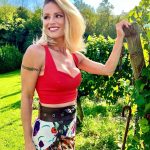 Michelle Hunziker Instagram - Il mio ferragosto….verde, natura e vino buono🤣❤️ un bacio a voi da me!!!!! Vi lovvvoooooo #ferragosto Pic by @pierpapo_ferreri