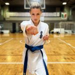 Michelle Hunziker Instagram - Rimettersi in gioco, senza indugiare… andando in contro a fatica, studio, dolore e dedizione… per poi vivere emozioni di questa portata… ne vale davvero la pena. Oggi ho ottenuto due cinture e mezzo in più rispetto a quella per la quale ero andata a fare l’esame e mi sono seriamente emozionata quando il mitico @shihanwakiuchi mi ha stretto la mia fatica di 6 ore consecutive di stage e esame intorno alla vita. Ringrazio @ramazzotti_eros per avermi fatto conoscere la mia Senpai Simona e Senpai Luigi di @irondojo_ che mi hanno fatto letteralmente innamorare di questa disciplina. Un cammino appena iniziato che mi darà molte soddisfazioni e legnate come le ho prese oggi 🤣🤣🤣 Vorrei infine ringraziare di cuore la federazione italiana A.I.K.K. Per avermi accolto così calorosamente nella loro famiglia ❤️ #kyokushinkai ph by @luca_duke & @pierpapo_ferreri