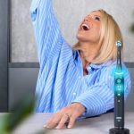 Michelle Hunziker Instagram - Oggi volevo raccontarvi l'enorme differenza tra spazzolino manuale e Oral-B iO ma qualcuno mi ha fatto divagare un pò troppo... 🙄 @oralb_italia #GoElectric #wow 🎬 @danti2f @gpool #adv