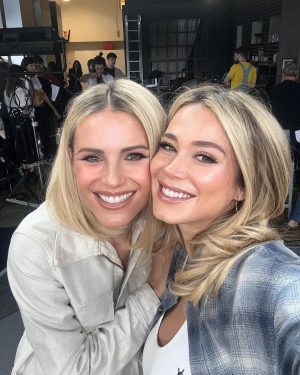 Michelle Hunziker Instagram - Ormai manca poco e @therealhunzigram è disponibile a venire con me in sala parto per tenermi la mano e insegnarmi a respirare! 😍 Lo dice nell’ultima puntata della prima stagione di @mammadilettante uscita proprio oggi🌸🩷