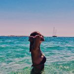 Michelle Hunziker Instagram – Permettetemi una freddura….La “CRESTA” dell’onda🤣🤣🤣 

Pic by : @luca_duke