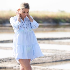 Michelle Hunziker Instagram - Ci deve essere qualcosa di sacro nel sale…lo ritroviamo nelle nostre lacrime e nel mare…
Oggi ho visitato le magiche saline di Cervia e i suoi volontari che le mantengono vive e portano avanti la loro storia! 
Evviva la Romagna sempre…❤️

Pic by @pierpapo_ferreri