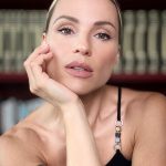 Michelle Hunziker Instagram - Hunzitrucco sopracciglia ❤️ Non sottovalutatele perché se curate nel modo giusto possono dare una svolta allo sguardo! Vi basteranno la matita + il gel sopracciglia FRAME ME UP 😉 Tips extra: usate il mascara volumizzante MY BOLD LOOK e l’illuminante della palette MERRY & BRIGHT per dare quel tocco wow ✨ Che ne dite Goovi Lovers...look approvato??? . . . #goovi #gooviworld #goodeasynatural #consiglibeauty #consiglimakeup #makeupnaturale #sopracciglia #makeupsopracciglia #michellehunziker #therealhunzigram