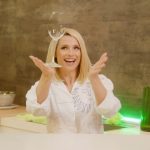 Michelle Hunziker Instagram – ✨ Abracadabra! Dite addio ai piatti sporchi con le capsule Fairy Platinum Plus!🧙‍♂️✨

Come per magia, bicchieri e stoviglie super brillanti! 
#Fairy #N1 #adv