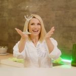 Michelle Hunziker Instagram - ✨ Abracadabra! Dite addio ai piatti sporchi con le capsule Fairy Platinum Plus!🧙‍♂️✨ Come per magia, bicchieri e stoviglie super brillanti! #Fairy #N1 #adv