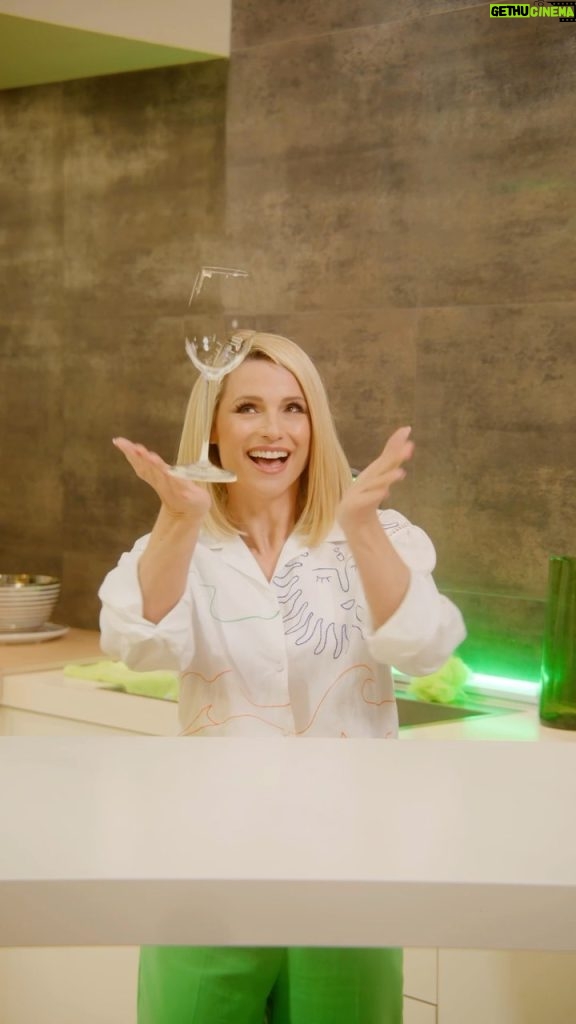 Michelle Hunziker Instagram - ✨ Abracadabra! Dite addio ai piatti sporchi con le capsule Fairy Platinum Plus!🧙‍♂✨ Come per magia, bicchieri e stoviglie super brillanti! #Fairy #N1 #adv