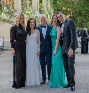 Michelle Hunziker Instagram - Cara Francesca e caro Santo, vi voglio ringraziare per aver nutrito il mio cuore romantico con il vostro amore puro, luminoso, con i vostri baci, i vostri sguardi complici, il vostro vissuto… tutti possono amare ed essere amati e voi ieri ce l’avete ricordato. Quanta emozione…Eravate raggianti e noi vi vogliamo tanto tanto tanto bene!!!! Evviva gli sposiiiiiiii!
@francescadestefanoversace @ambraofficial @therealauroragram @kingcerz 

Ps: volevo informare e tranquillizzare tutti gli esperti di moda che mi leggono che da galateo, dopo le 16.00 per un matrimonio in tight, l’abito nero è assolutamente idoneo 😉