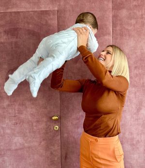 Michelle Hunziker Instagram - Bignè is in the house!!!!! 
Avete  fatto un miracolo genetico😂
Vi amo 
@kingcerz @therealauroragram
