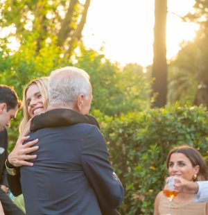 Michelle Hunziker Instagram - Cara Francesca e caro Santo, vi voglio ringraziare per aver nutrito il mio cuore romantico con il vostro amore puro, luminoso, con i vostri baci, i vostri sguardi complici, il vostro vissuto… tutti possono amare ed essere amati e voi ieri ce l’avete ricordato. Quanta emozione…Eravate raggianti e noi vi vogliamo tanto tanto tanto bene!!!! Evviva gli sposiiiiiiii!
@francescadestefanoversace @ambraofficial @therealauroragram @kingcerz 

Ps: volevo informare e tranquillizzare tutti gli esperti di moda che mi leggono che da galateo, dopo le 16.00 per un matrimonio in tight, l’abito nero è assolutamente idoneo 😉