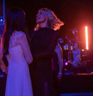 Michelle Hunziker Instagram - Cara Francesca e caro Santo, vi voglio ringraziare per aver nutrito il mio cuore romantico con il vostro amore puro, luminoso, con i vostri baci, i vostri sguardi complici, il vostro vissuto… tutti possono amare ed essere amati e voi ieri ce l’avete ricordato. Quanta emozione…Eravate raggianti e noi vi vogliamo tanto tanto tanto bene!!!! Evviva gli sposiiiiiiii!
@francescadestefanoversace @ambraofficial @therealauroragram @kingcerz 

Ps: volevo informare e tranquillizzare tutti gli esperti di moda che mi leggono che da galateo, dopo le 16.00 per un matrimonio in tight, l’abito nero è assolutamente idoneo 😉