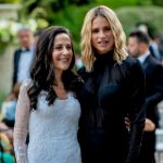 Michelle Hunziker Instagram - Cara Francesca e caro Santo, vi voglio ringraziare per aver nutrito il mio cuore romantico con il vostro amore puro, luminoso, con i vostri baci, i vostri sguardi complici, il vostro vissuto… tutti possono amare ed essere amati e voi ieri ce l’avete ricordato. Quanta emozione…Eravate raggianti e noi vi vogliamo tanto tanto tanto bene!!!! Evviva gli sposiiiiiiii! @francescadestefanoversace @ambraofficial @therealauroragram @kingcerz Ps: volevo informare e tranquillizzare tutti gli esperti di moda che mi leggono che da galateo, dopo le 16.00 per un matrimonio in tight, l’abito nero è assolutamente idoneo 😉