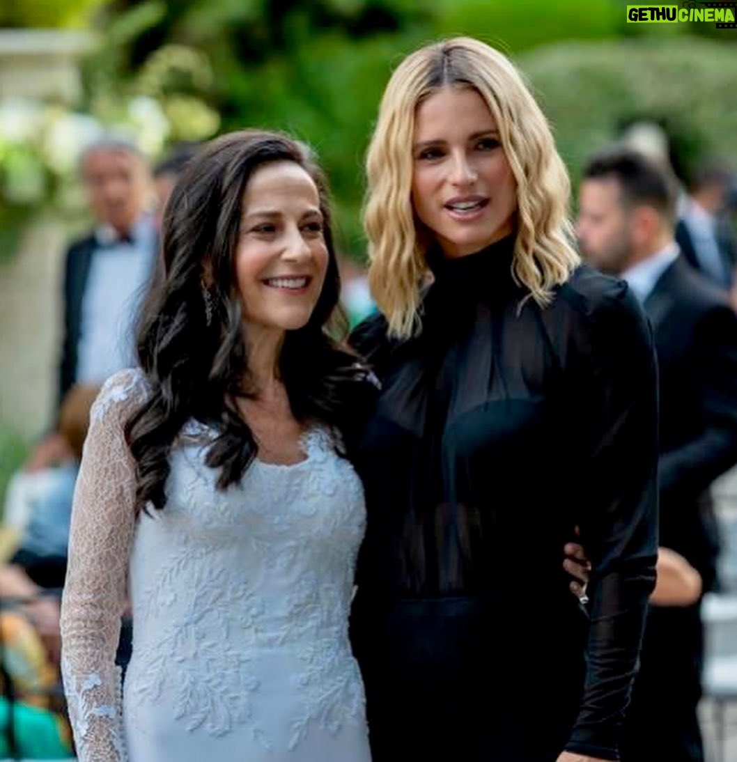 Michelle Hunziker - 160.7K Likes - Cara Francesca e caro Santo, vi voglio ringraziare per aver nutrito il mio cuore romantico con il vostro amore puro, luminoso, con i vostri baci, i vostri sguardi complici, il vostro vissuto… tutti possono amare ed essere amati e voi ieri ce l’avete ricordato. Quanta emozione…Eravate raggianti e noi vi vogliamo tanto tanto tanto bene!!!! Evviva gli sposiiiiiiii!
@francescadestefanoversace @ambraofficial @therealauroragram @kingcerz
Ps: volevo informare e tranquillizzare tutti gli esperti di moda che mi leggono che da galateo, dopo le 16.00 per un matrimonio in tight, l’abito nero è assolutamente idoneo 😉