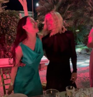Michelle Hunziker Instagram - Cara Francesca e caro Santo, vi voglio ringraziare per aver nutrito il mio cuore romantico con il vostro amore puro, luminoso, con i vostri baci, i vostri sguardi complici, il vostro vissuto… tutti possono amare ed essere amati e voi ieri ce l’avete ricordato. Quanta emozione…Eravate raggianti e noi vi vogliamo tanto tanto tanto bene!!!! Evviva gli sposiiiiiiii!
@francescadestefanoversace @ambraofficial @therealauroragram @kingcerz 

Ps: volevo informare e tranquillizzare tutti gli esperti di moda che mi leggono che da galateo, dopo le 16.00 per un matrimonio in tight, l’abito nero è assolutamente idoneo 😉