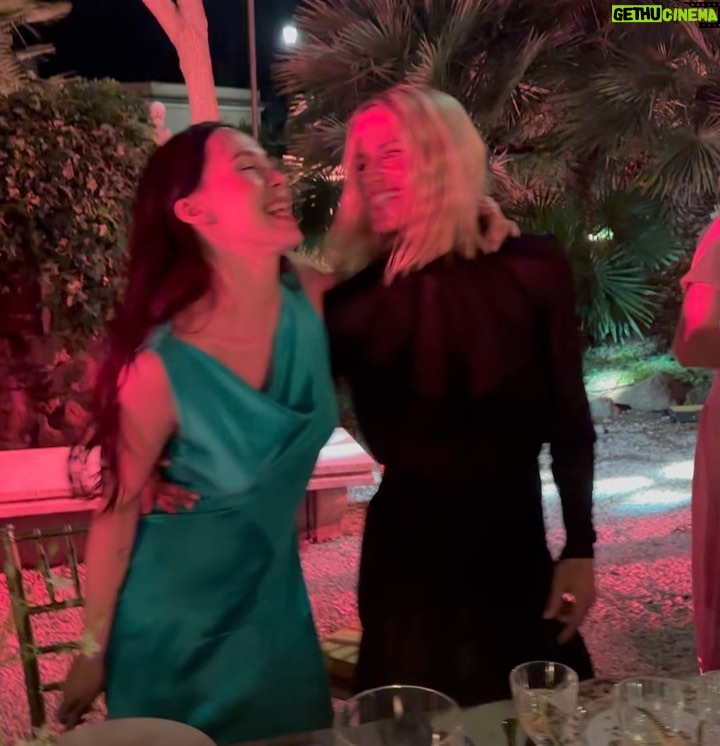 Michelle Hunziker - 160.7K Likes - Cara Francesca e caro Santo, vi voglio ringraziare per aver nutrito il mio cuore romantico con il vostro amore puro, luminoso, con i vostri baci, i vostri sguardi complici, il vostro vissuto… tutti possono amare ed essere amati e voi ieri ce l’avete ricordato. Quanta emozione…Eravate raggianti e noi vi vogliamo tanto tanto tanto bene!!!! Evviva gli sposiiiiiiii!
@francescadestefanoversace @ambraofficial @therealauroragram @kingcerz
Ps: volevo informare e tranquillizzare tutti gli esperti di moda che mi leggono che da galateo, dopo le 16.00 per un matrimonio in tight, l’abito nero è assolutamente idoneo 😉