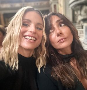 Michelle Hunziker Instagram - Cara Francesca e caro Santo, vi voglio ringraziare per aver nutrito il mio cuore romantico con il vostro amore puro, luminoso, con i vostri baci, i vostri sguardi complici, il vostro vissuto… tutti possono amare ed essere amati e voi ieri ce l’avete ricordato. Quanta emozione…Eravate raggianti e noi vi vogliamo tanto tanto tanto bene!!!! Evviva gli sposiiiiiiii!
@francescadestefanoversace @ambraofficial @therealauroragram @kingcerz 

Ps: volevo informare e tranquillizzare tutti gli esperti di moda che mi leggono che da galateo, dopo le 16.00 per un matrimonio in tight, l’abito nero è assolutamente idoneo 😉