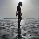 Michelle Hunziker Instagram - Quando vengo in Riviera mi si sbloccano un sacco di ricordi legati ai bellissimi momenti collezionati insieme alla mia famiglia. Gatteo a Mare per me fine anno 89 e primi anni 90, era come andare alle Maldive! Mio papà che gonfiava tronfio il gommone con i piedi (ci metteva una vita😂) mio fratello (gran figaccione) che spaccava i cuori di tutte le ragazze di Gatteo… Gelati al fior di latte, piadine, piano bar, sala giochi e molti amici estivi che ti lasciavano un segno nel cuore! Lacrime di nostalgia sulla via del ritorno in macchina…e la speranza di ritornarci l’anno successivo. I romagnoli sono speciali e sanno come farti sentire a casa. Hanno l’ospitalità nel dna e sono dei grandi lavoratori! Io vado dove c’è della bella gente, gioiosa con la voglia di vita nelle vene! Venite in riviera si sta da dio! ❤️ @grandhoteldavinci #riviera pics by @pierpapo_ferreri