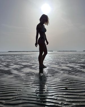 Michelle Hunziker Instagram - Quando vengo in Riviera mi si sbloccano un sacco di ricordi legati ai bellissimi momenti collezionati insieme alla mia famiglia. 
Gatteo a Mare per me fine anno 89 e primi anni 90, era come andare alle Maldive! Mio papà che gonfiava tronfio il gommone con i piedi (ci metteva una vita😂) mio fratello (gran figaccione) che spaccava i cuori di tutte le ragazze di Gatteo… Gelati al fior di latte, piadine, piano bar, sala giochi e molti amici estivi che ti lasciavano un segno nel cuore! 
Lacrime di nostalgia sulla via del ritorno in macchina…e la speranza di ritornarci l’anno successivo. I romagnoli sono speciali e sanno come farti sentire a casa. Hanno l’ospitalità nel dna e sono dei grandi lavoratori! Io vado dove c’è della bella gente, gioiosa con la voglia di vita nelle vene! Venite in riviera si sta da dio! ❤️

@grandhoteldavinci #riviera 
pics by @pierpapo_ferreri