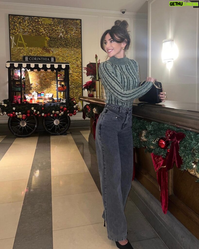 Michelle Keegan Instagram - December I’m ready for you 🎄🎅🏼🥰✨ Corinthia London