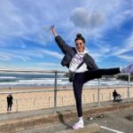 Michelle Keegan Instagram - G’day from Bondi 🌊🏄🏽‍♀️🌇🖤 (& yes I’m still wearing a coat 😩) Bondi Beach