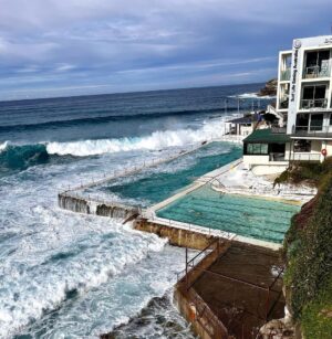 Michelle Keegan Instagram - G’day from Bondi 🌊🏄🏽‍♀️🌇🖤 (& yes I’m still wearing a coat 😩)