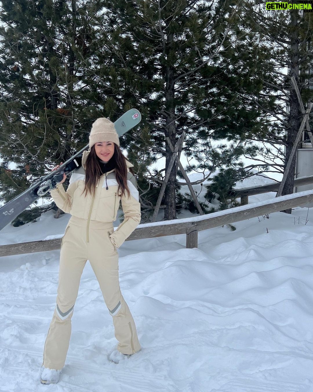 Michelle Keegan Instagram - ‘The cold never bothered me anyway’… it does, it definitely definitely does! ❄️⛷️🎿