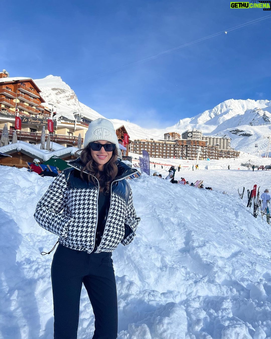 Michelle Keegan Instagram - ‘The cold never bothered me anyway’… it does, it definitely definitely does! ❄️⛷️🎿