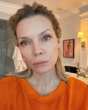 Michelle Pfeiffer Instagram - Today I stand with @everytown and #wearorange for everyone we’ve lost to the continued senseless gun violence and the heartbreak of their loved ones they’ve left behind. We need our elected officials to take a stand and create lasting change and protection. 

We should not have to live in fear that gunfire can ring out at any moment, whether it’s at an elementary school in Uvalde, Texas, while grocery shopping at a supermarket in Buffalo, New York, a party in San Bernardino, or graduations across the country. We deserve more. Raise awareness by participating in Wear Orange online and in your community.